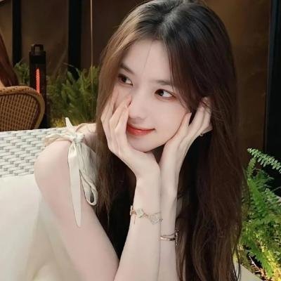 与一位女士合影